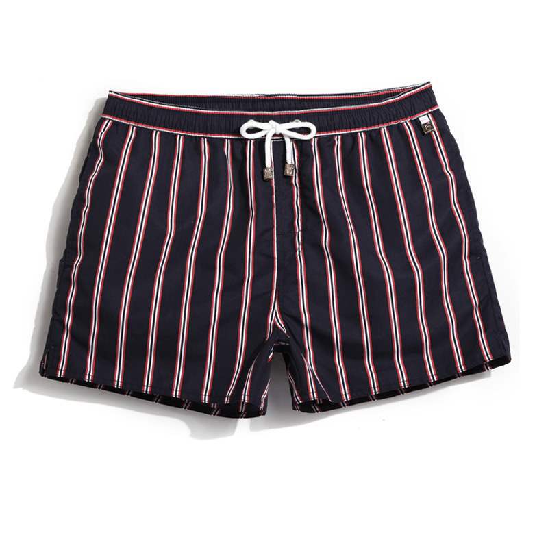 Bermuda Masculina Praia Listrada Venazzi VZ504 em tecido leve e respirável, com estampa listrada clássica e modelagem moderna ideal para looks casuais e frescos.