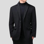 Blazer Masculino Slim Herrera Venazzi VZ061 com modelagem slim fit, acabamento refinado e design moderno ideal para looks elegantes em ocasiões profissionais e sociais.