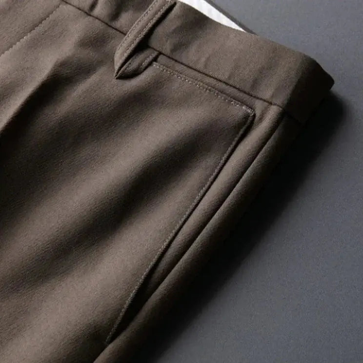 Calça de Alfaiataria Masculina Slim Venazzi VZ009 com corte slim, tecido premium e acabamento refinado para visual moderno e elegante.