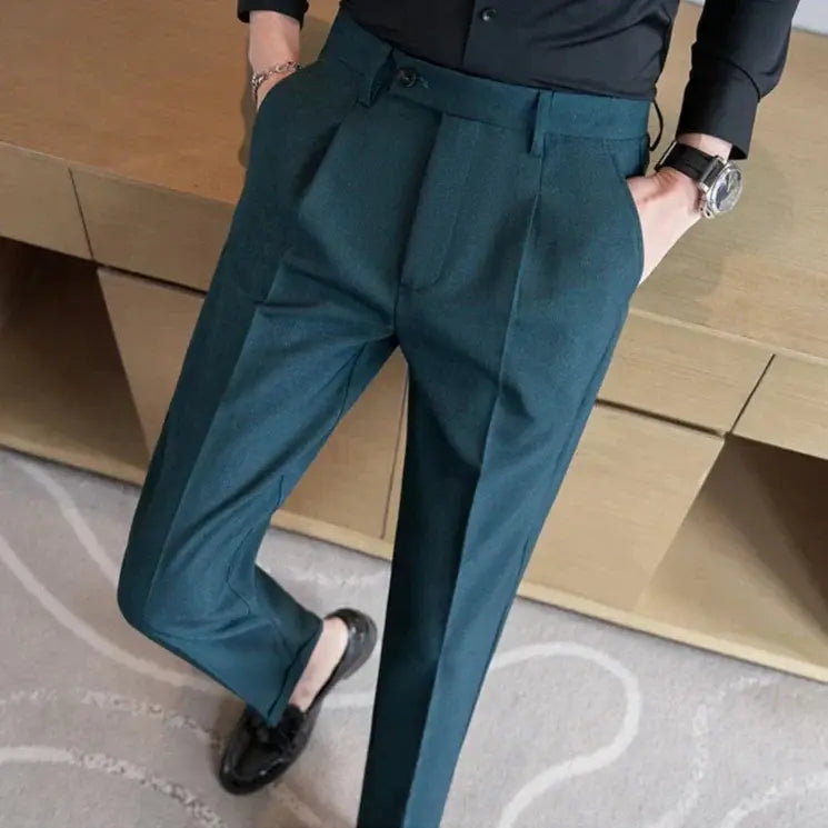 Calça de Alfaiataria Masculina Venazzi VZ255 com tecido premium, corte refinado e caimento moderno ideal para eventos formais e sociais.