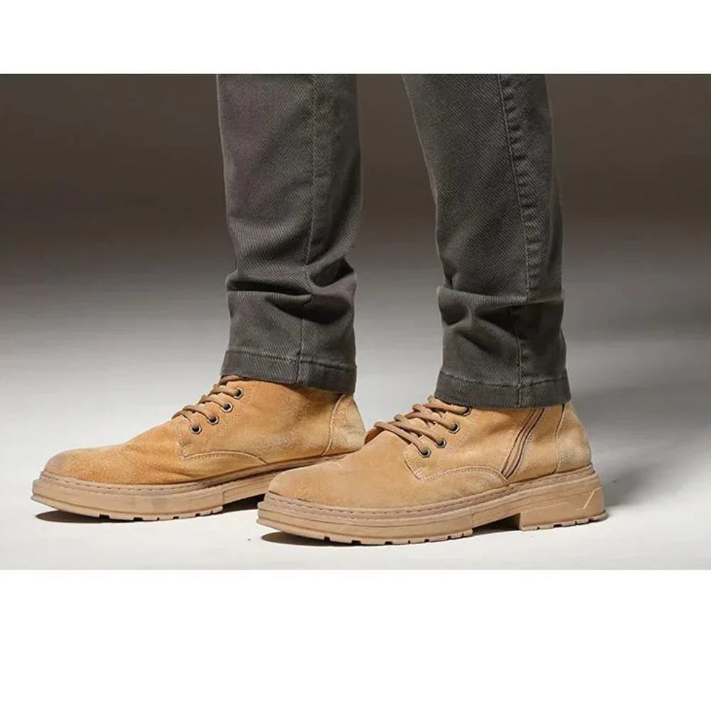 Calça Jeans Masculina Venazzi VZ002 em denim de alta qualidade com caimento moderno e estilo versátil para uso diário.