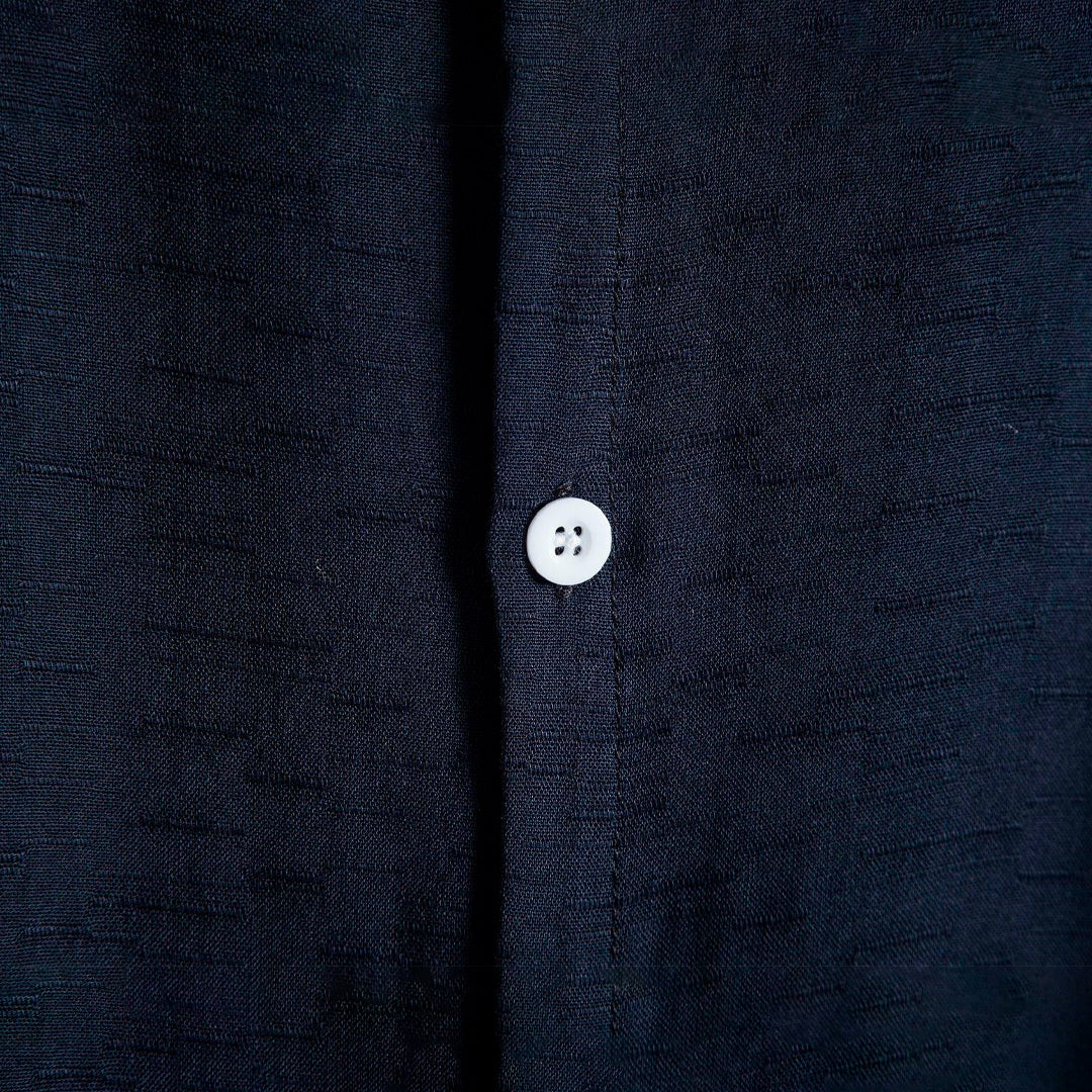 Camisa Manga Curta Lisa Everyday Venazzi VZ599 masculina em tecido leve, caimento impecável e estilo versátil para compor looks modernos e elegantes.