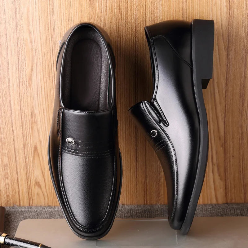 Mocassim Masculino de Couro Venazzi VZ304 em material premium, com palmilha macia, solado resistente e design atemporal ideal para looks elegantes e versáteis.