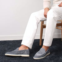 Sapato Masculino Loafer Venazzi VZ366 em camurça macia com acabamento elegante e estilo versátil para visual casual ou refinado.