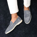 Sapato Masculino Loafer Venazzi VZ366 em camurça macia com acabamento elegante e estilo versátil para visual casual ou refinado.